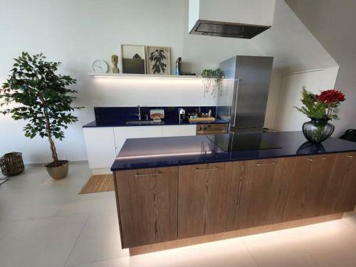 Spacious Swimming Pool Villa 99, Palas�