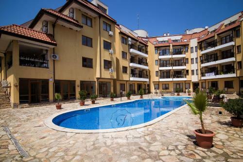 Four Seasons Apartment - Oasis Beach Resort