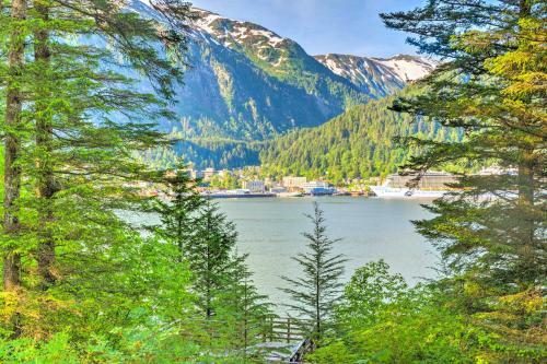 Captivating Juneau Escape Deck, Water Views!