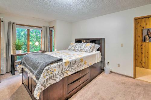 Captivating Juneau Escape Deck, Water Views!