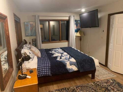 Riverfront Home W/ Sauna, Tub & Beautiful Views