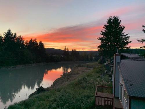 Riverfront Home W/ Sauna, Tub & Beautiful Views