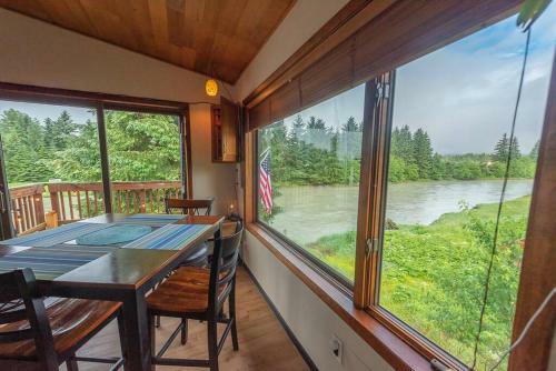Riverfront Home W/ Sauna, Tub & Beautiful Views