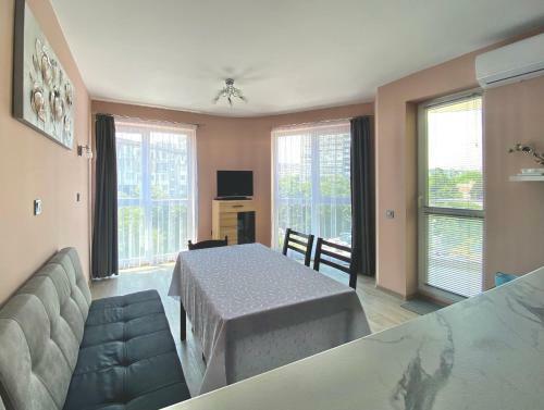 Bright Apartment For 5 Guests With Free Parking