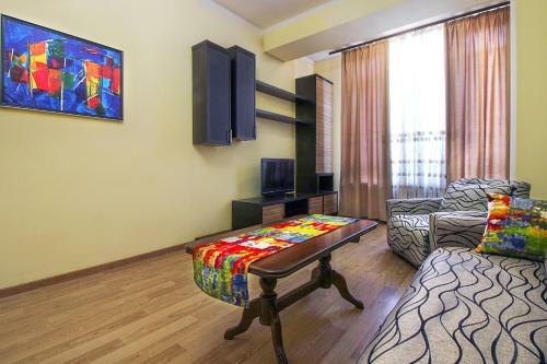 3 Bedroom Apartment In Homey Residence