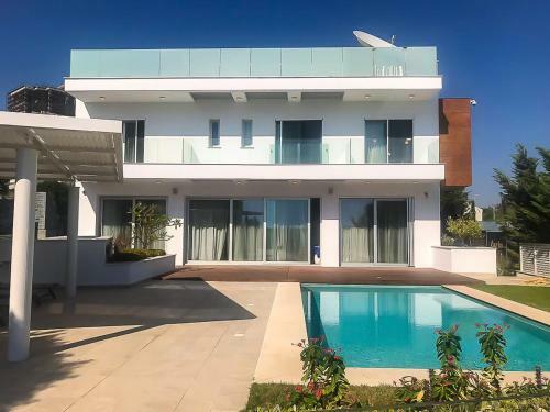 Luxury Villa Next To Parklane Hotel.