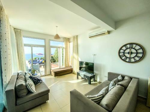 Blue Horizon Villa With Seaviews And Private Heated Pool