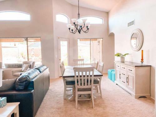 Villa Pet Friendly! Huge Pool House With Fun Backyard