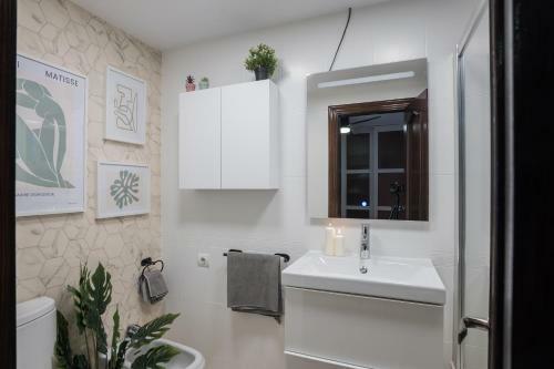 Street Level Apartment. Swimming Pool, Wifi,