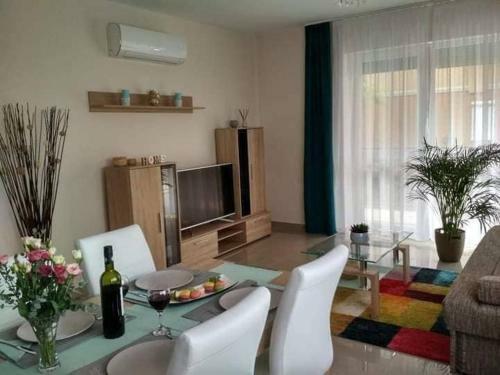 Mediterr�n Apartman Balatonbogl�r