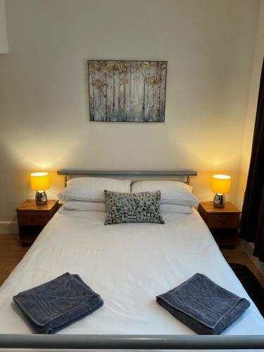 Cheerful 3 Bedroom Cottage In Central Location