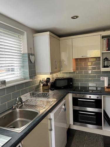 Cheerful 3 Bedroom Cottage In Central Location