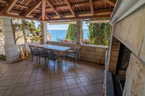 7-bedroom Villa S� With Private Sea Access