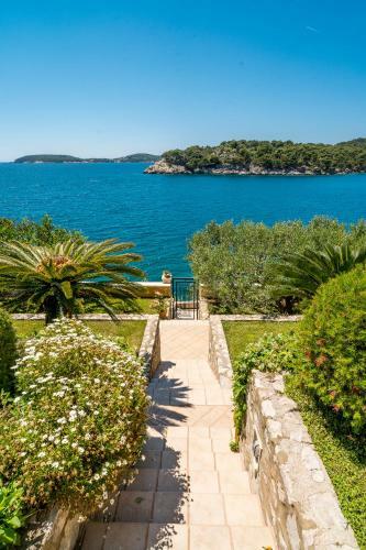 7-bedroom Villa S� With Private Sea Access
