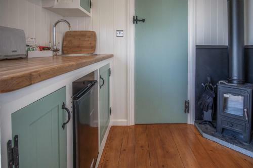 Rosemary - 1 Bedroom Shepherd's Hut - Amroth