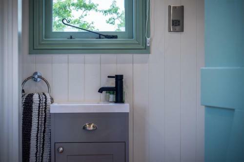 Rosemary - 1 Bedroom Shepherd's Hut - Amroth