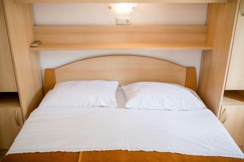 Hostal Apartments Mladenka In Banjol