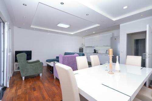 Beach Spacious Apartment