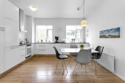 Spacious And Stylish Apartment - Great Location