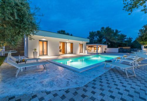 Villa House With Pool Mimi