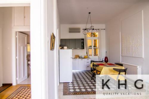 Eleni's Super Central Apartments! 5 Minutes Walking From Everything!
