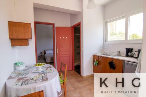 Eleni's Super Central Apartments! 5 Minutes Walking From Everything!