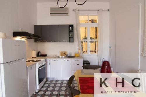 Eleni's Super Central Apartments! 5 Minutes Walking From Everything!