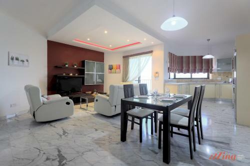 Seafront 2 Bedroom Apartment Overlooking Bay