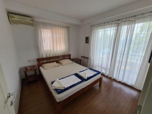 Hostal Restaurant & Apartments Lipa