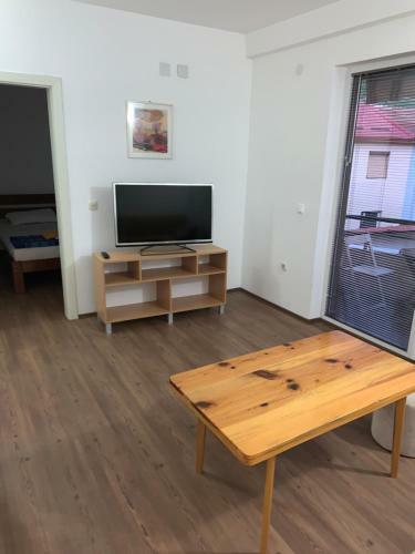 Hostal Restaurant & Apartments Lipa
