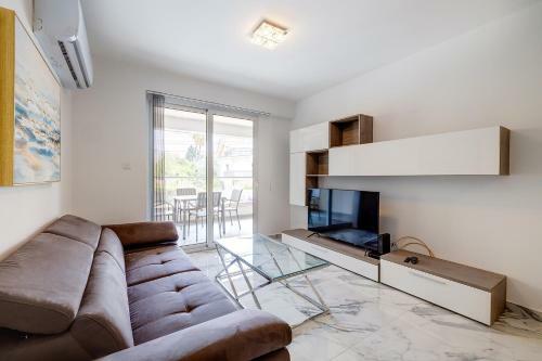 Modern Apartment Steps To St George's Bay