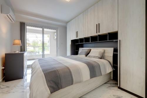 Modern Apartment Steps To St George's Bay
