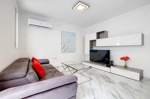 Cosy Apartment Steps To St George's Bay
