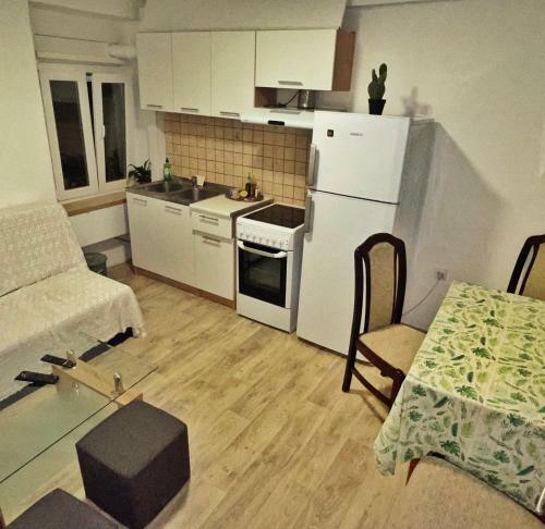 1-bedroom Apartment With 3 Beds + Private Parking