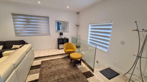 Modern And Bright 3 Bedroom Villa With Pool.
