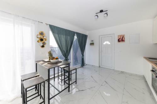 Villa Sunrise, Beautiful Penthouse With Jacuzzi