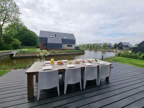 Luxurious Detached Water Villa With Jetty