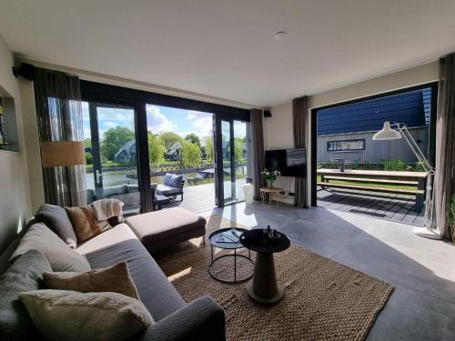 Luxurious Detached Water Villa With Jetty