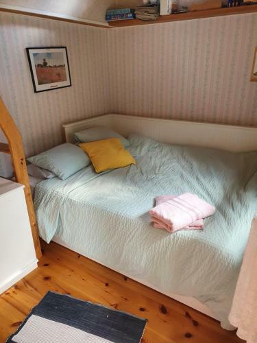 Sj�n�ra Liten Stuga Med Sovloft, Toalett I Huset Bredvid
