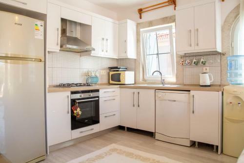 Peaceful House With A Lovely Backyard In Cesme