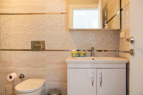 Peaceful House With A Lovely Backyard In Cesme