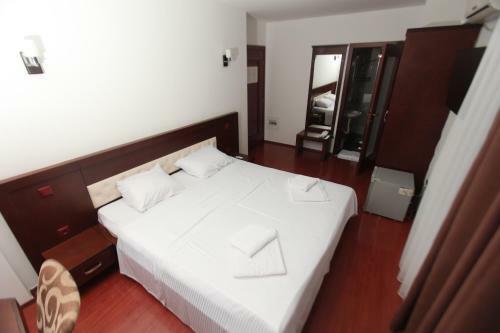 Zambaku I Bardhe Hotel & Bar