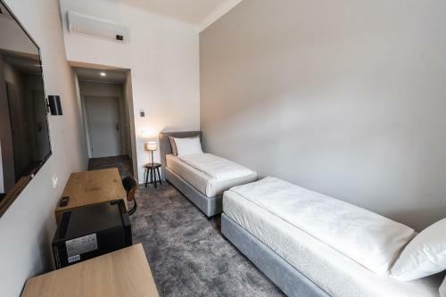 Hotel Roomers