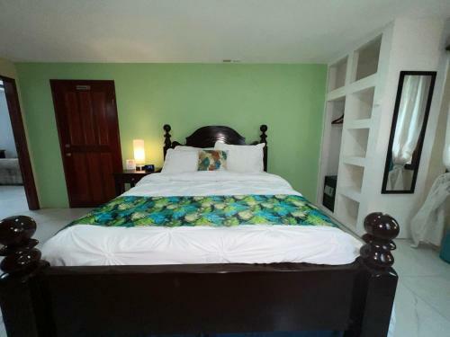 Hostal One South Place Hotel