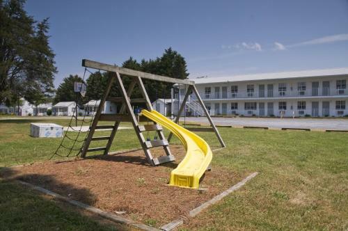 Long Acres Motel & Cottages
