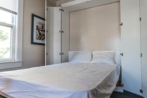 The Admiral Hotel/motel