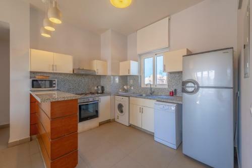 Bright 2 Br Apartment Waterside Pool & Lagoon