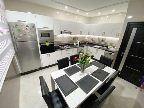 Luxurious Apartment Close To The Sea