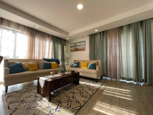 Exquisite 3 Bedroom Apartment With Swimming Pool/gym