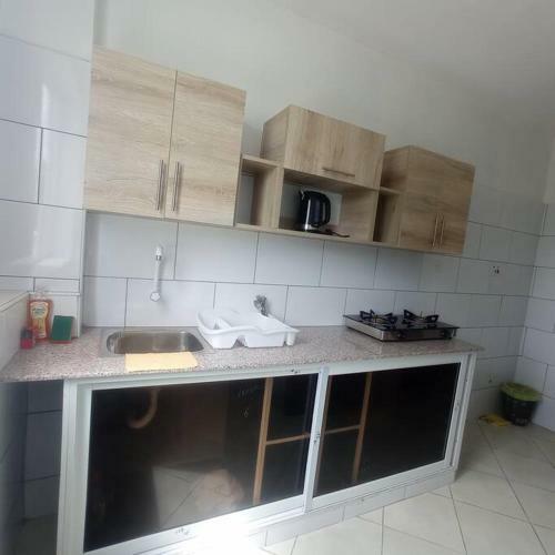 One Bedroom Cool & Breezy Apartment With Balcony